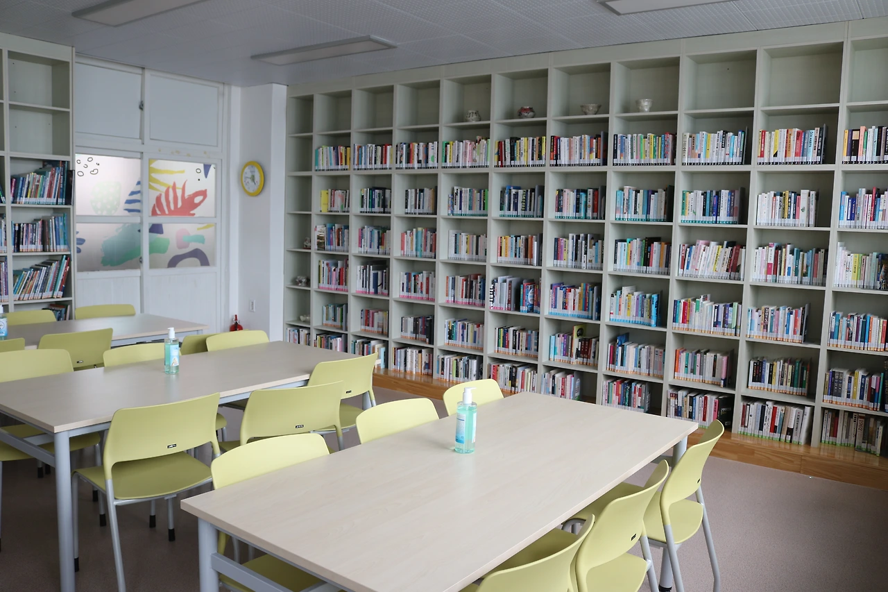 캠핑족과 주민들을 위한 책 읽는 공간은 수많은 이야기를 품는다..JPG