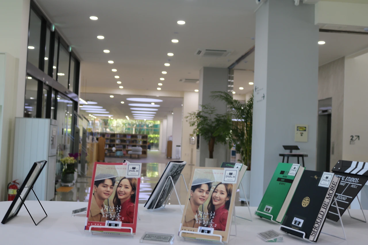 지난 6.24(금) 재개관한 화정글샘도서관은 탁트인 바깥 풍경이 인상적이다..JPG