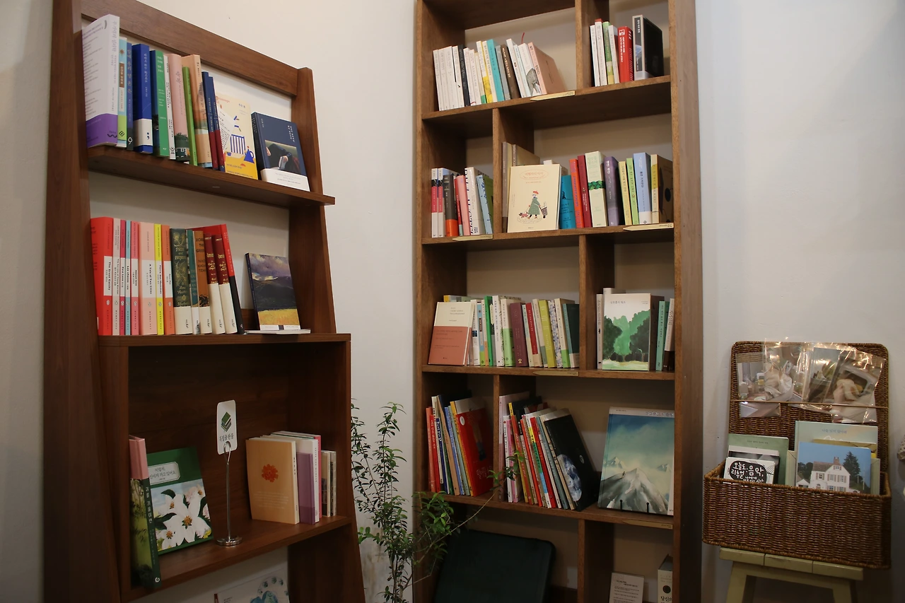책방지기의 각별한 정성이 묻어나는 북큐레이션.JPG