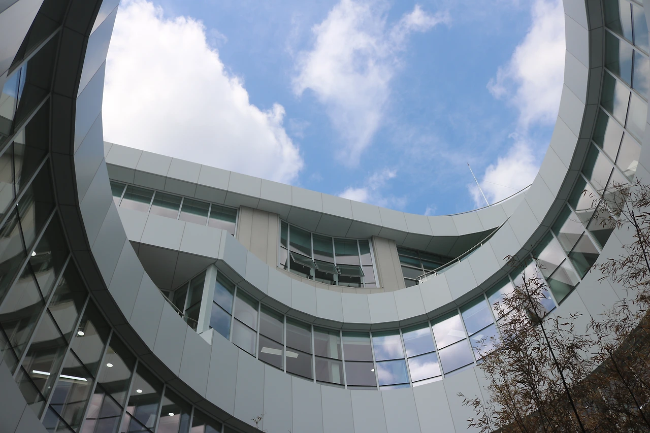 특별함이 돋보이는 중정은 최윤덕 도서관의 자랑거리다..JPG