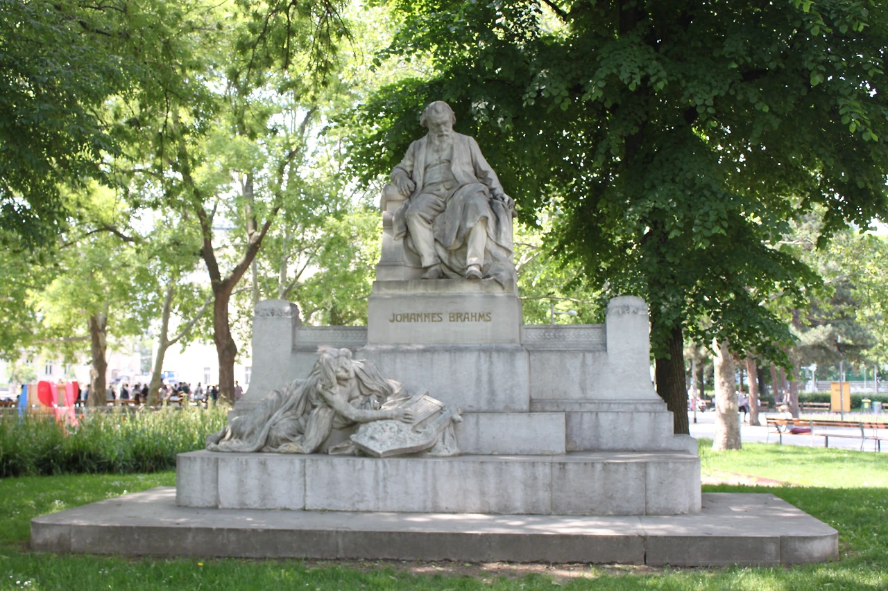 브람스 동상.JPG