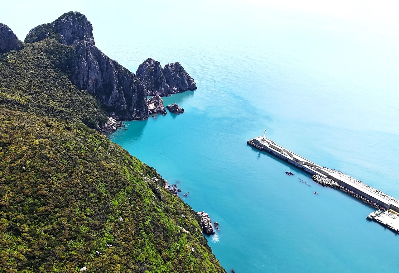 깃대봉에서 본 홍도 앞바다.JPG