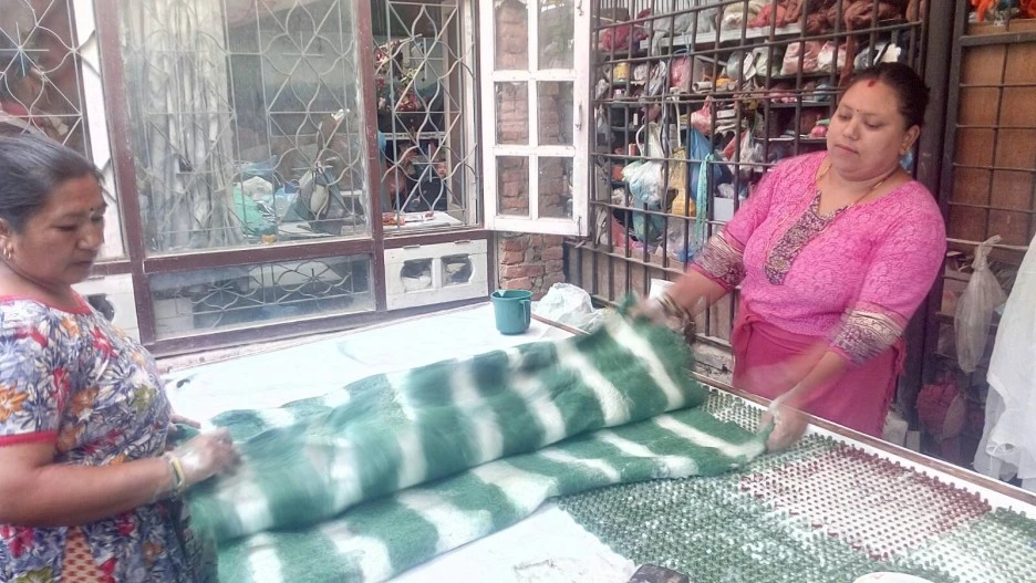 %EB%A7%88%EB%88%84%EC%89%AC_%EC%9E%91%EC%97%85%EC%9E%A5%EC%97%90%EC%84%9C_%EC%96%91%EB%AA%A8%EB%A5%BC_%ED%8E%A0%ED%8A%B8%ED%99%94_%EC%9E%91%EC%97%85%ED%95%98%EA%B3%A0_%EC%9E%88%EB%8A%94_%EC%97%AC%EC%84%B1_%EC%83%9D%EC%82%B0%EC%9E%90%EB%93%A4.jpg?type=w1