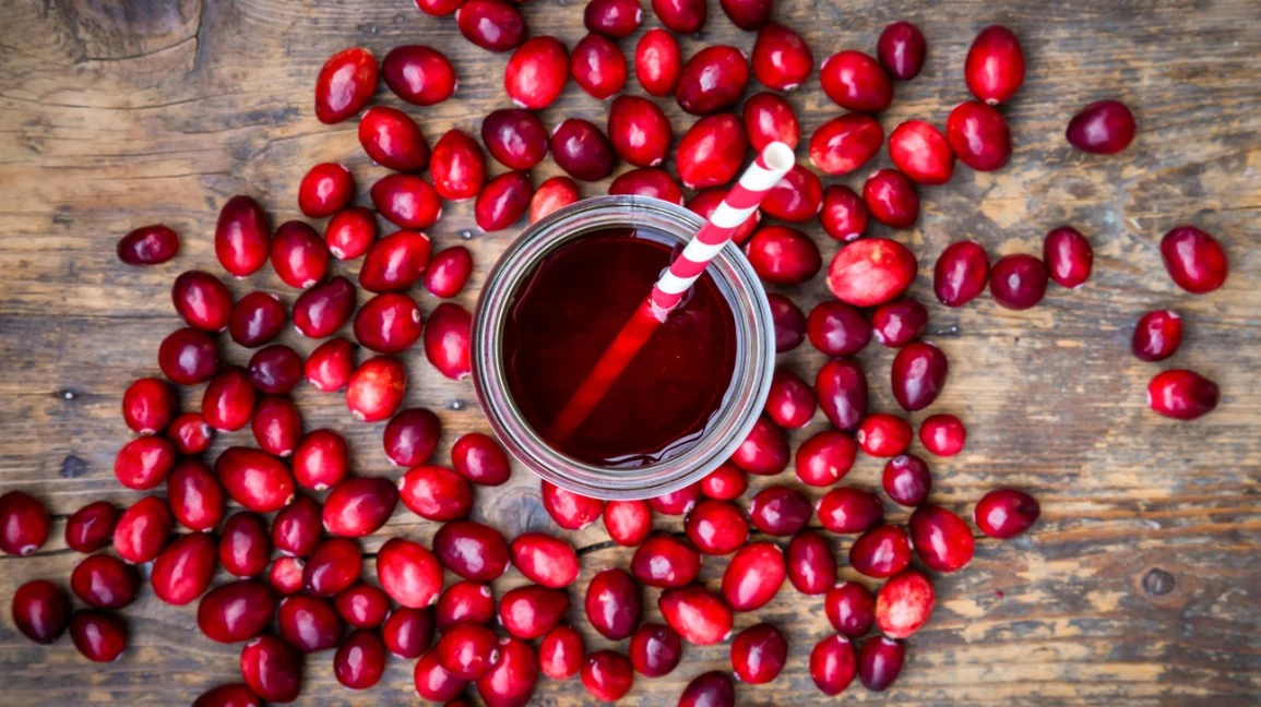 Cranberries-and-cranberry-juice-1296x728-header.jpg?w=1155&amp;h=1528