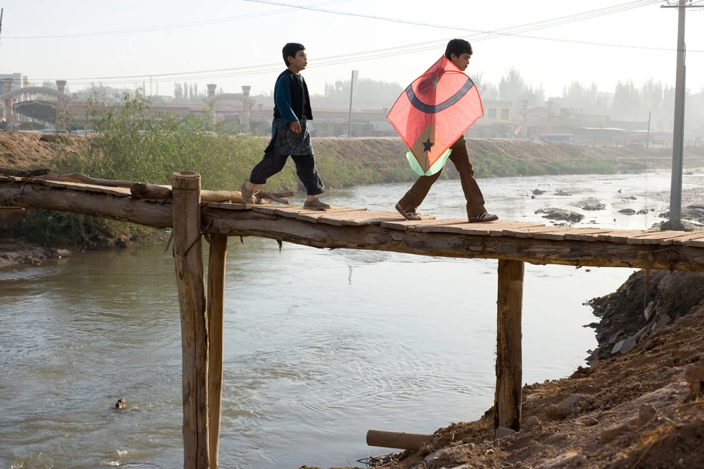 연을 쫓는 아이 07.jfif