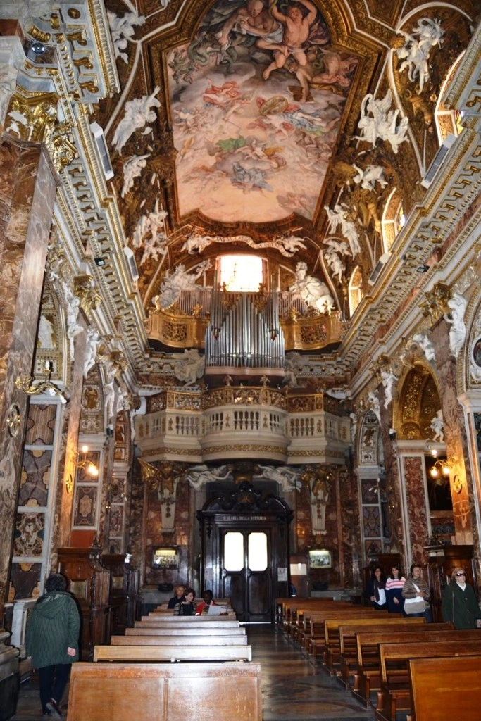 3 S. Maria della Vittora, Navata centrale.JPG