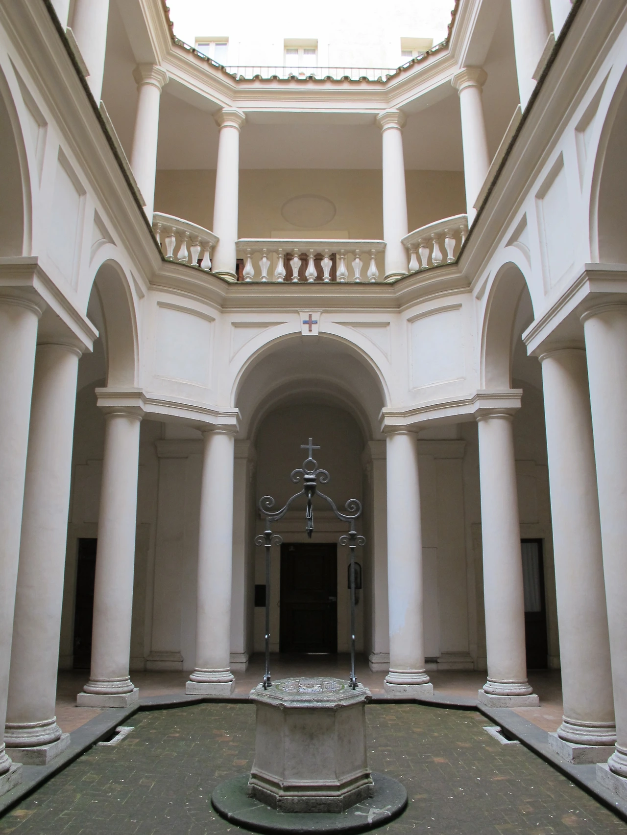 San_carlino_alle_quattro_fontane,_chiostro_01.jpeg