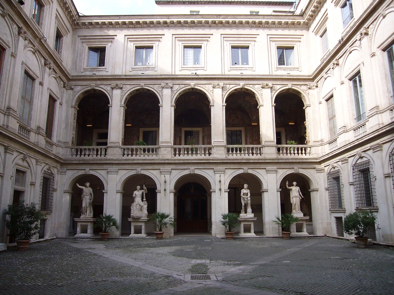 Palazzo_Altemps_-_cortile_1010531.jpeg