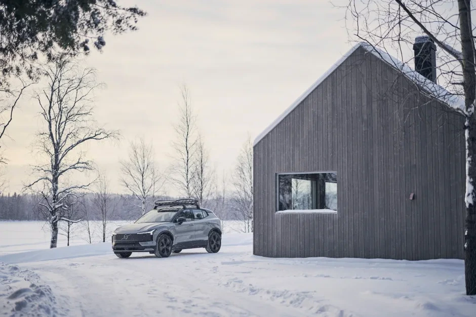 339594_Volvo_EX30_Cross_Country_with_Swedish_winter_cabin.webp