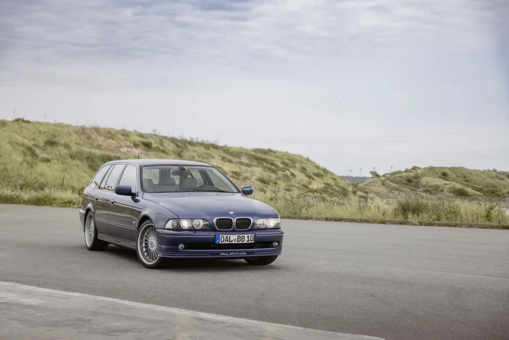 csm_2023_07_BMW_ALPINA_B10_V8S_E39_Press02_1734e72191-1024x684.webp