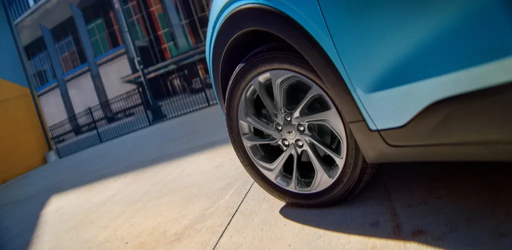 Chevrolet-Bolt-2027-front-driver-wheel-1024x501.webp