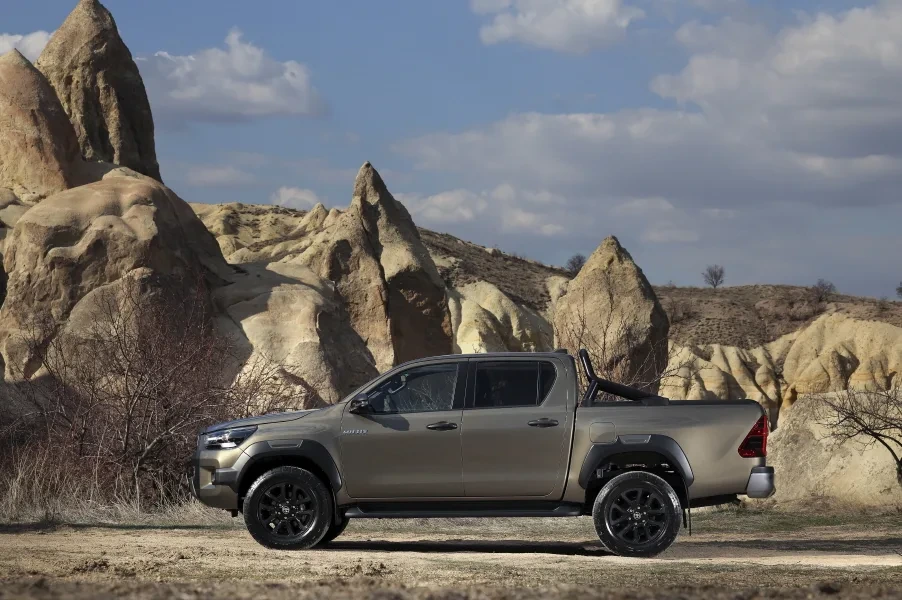 2025-hiluxhybrid48v-oxidebronze-static-007.webp
