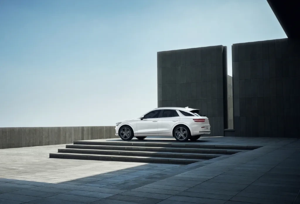 Small-4958-GENESISUNVEILSNEWLYREDESIGNEDGV70ANDELECTRIFIEDGV70SUVS-1024x695.webp