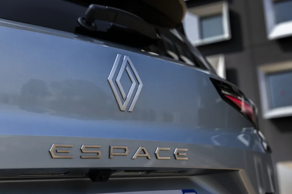 Renault-Espace-full-hybrid-E-Tech-Iconic-Baltic-Blue-Grey-40-1024x681.webp