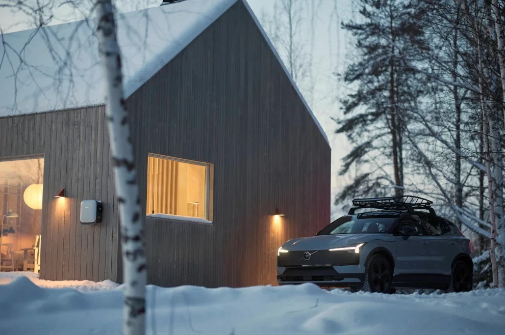 339529_Volvo_EX30_Cross_Country_with_Swedish_winter_cabin.webp
