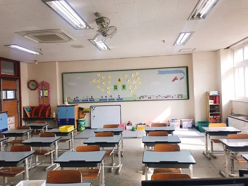 2%EA%B0%95_%EA%B5%90%EC%8B%A4_%EB%B0%B0%EA%B2%BD_1.jpg?type=w800