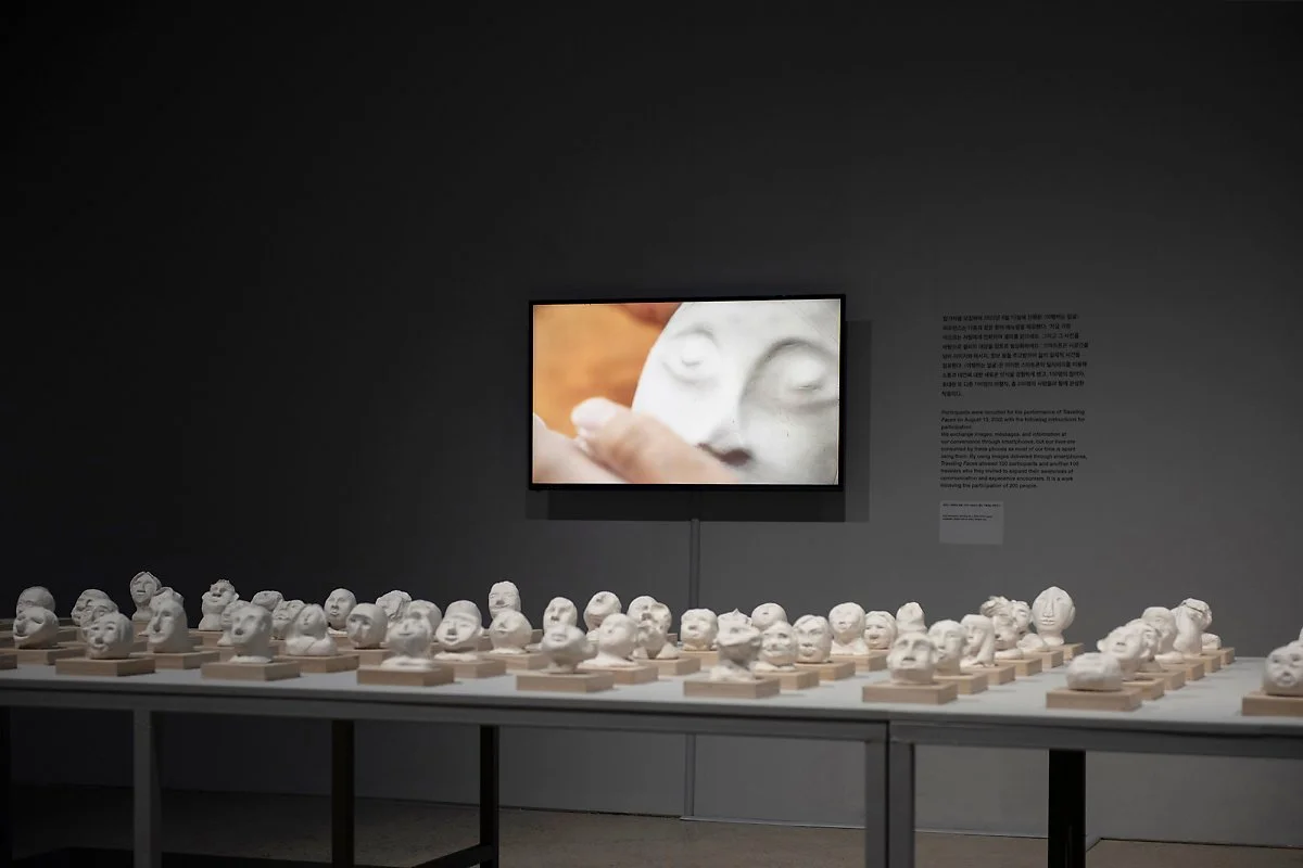 6.Travelling_Faces%2C_2022%2C_performance_and_installation.jpg?type=w1200