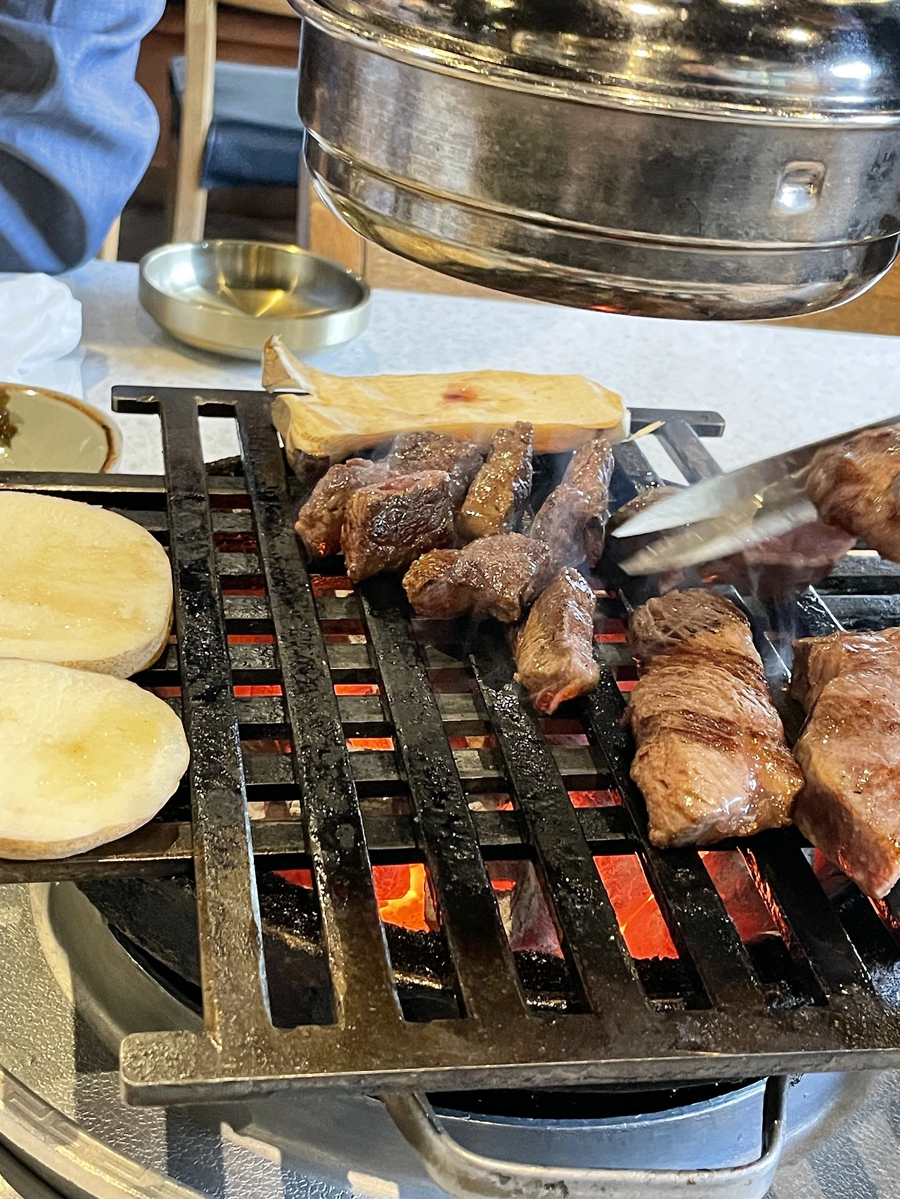 철판 위에 고기 많이.HEIC