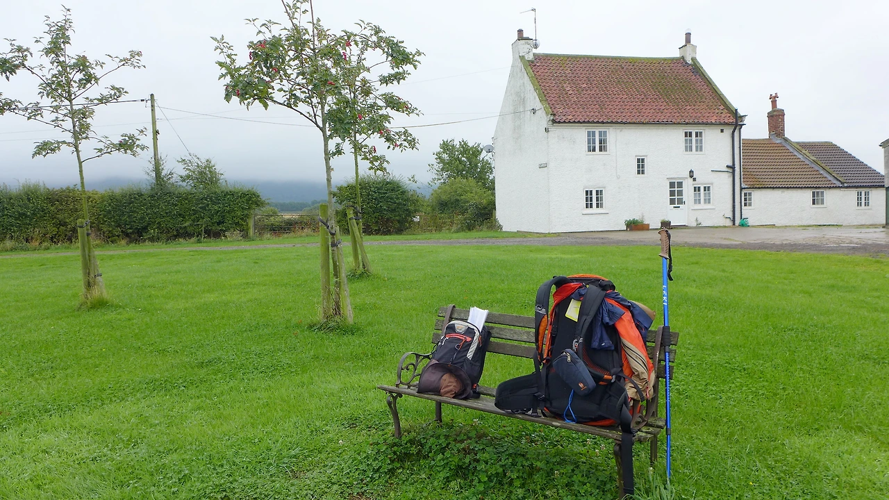 영국 도보횡단길 CTC에서 만나는 벤치들. 망자를 기리는 비문들이 적혀 있다 (2).JPG