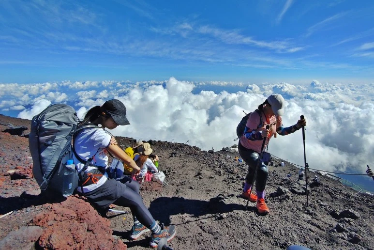 2._%EC%A0%95%EC%83%81%EC%9D%84_%ED%96%A5%ED%95%98%EA%B3%A0_%EC%9E%88%EB%8A%94_%EC%9D%BC%EB%B3%B8%EC%9D%B8_%EB%93%B1%EB%B0%98%EA%B0%9D%EB%93%A4.jpg?type=w773