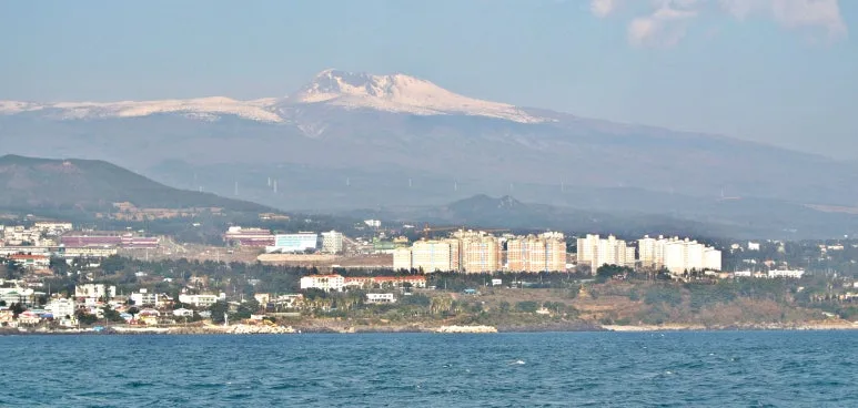 0_7%EC%BD%94%EC%8A%A4_%EB%B2%94%EC%84%AC_%EC%95%9E%EC%97%90%EC%84%9C_%EB%B0%94%EB%9D%BC%EB%B3%B4%EB%8A%94_%ED%95%9C%EB%9D%BC%EC%82%B0_%EC%A0%95%EA%B2%BD_(%EC%82%AC%EC%A7%84_%EC%A0%95%EC%9A%A9%EC%97%B0_%EC%9E%91%EA%B0%80).JPG?type=w773