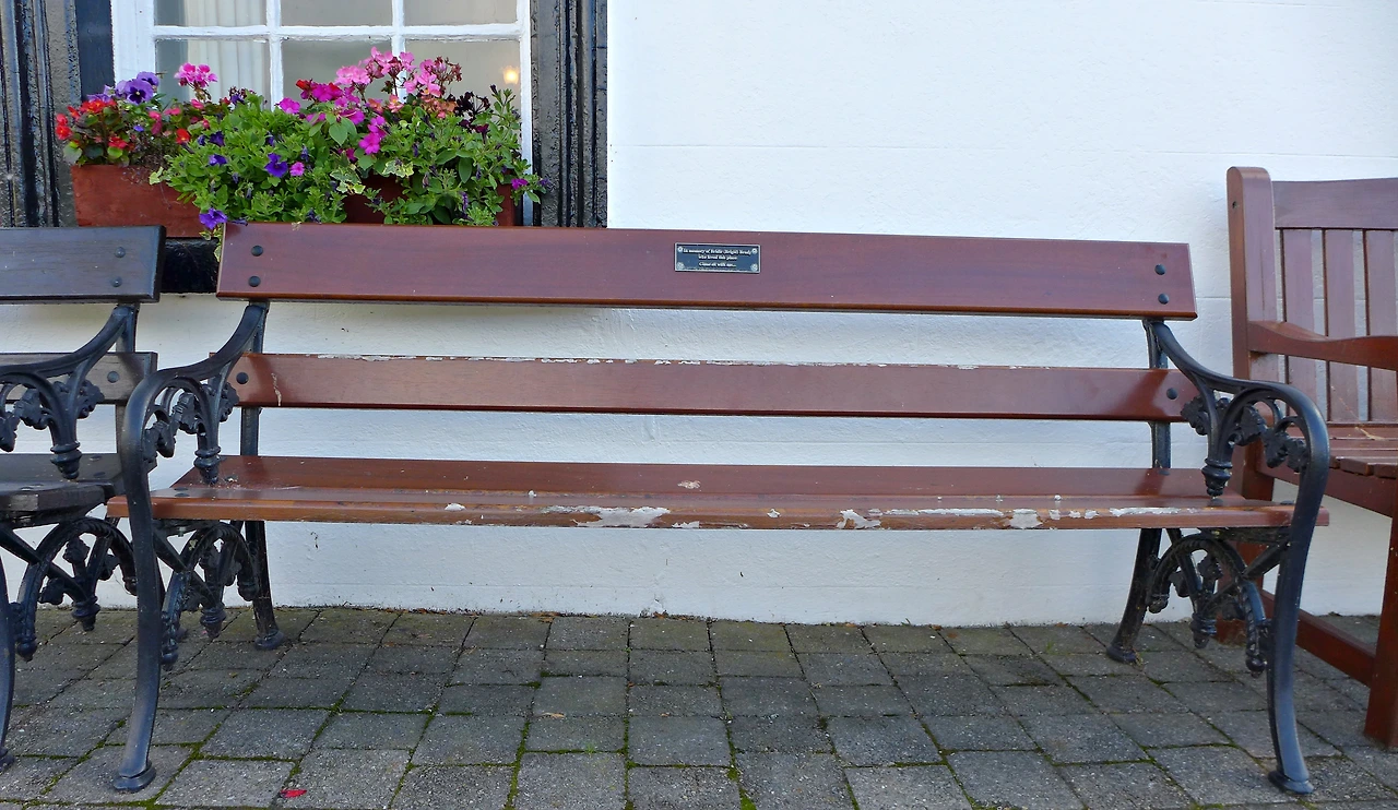 아일랜드 도보여행에서 만나는 의자들. 망자를 기리는 비문들이 쓰여 있다.   (3).JPG