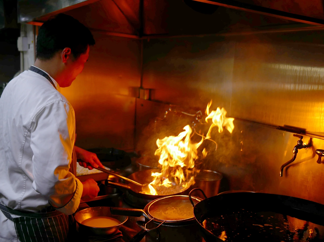 맛이차이나 조승희 셰프가 직접 웍을 잡고 짜장을 볶고 있다.JPG