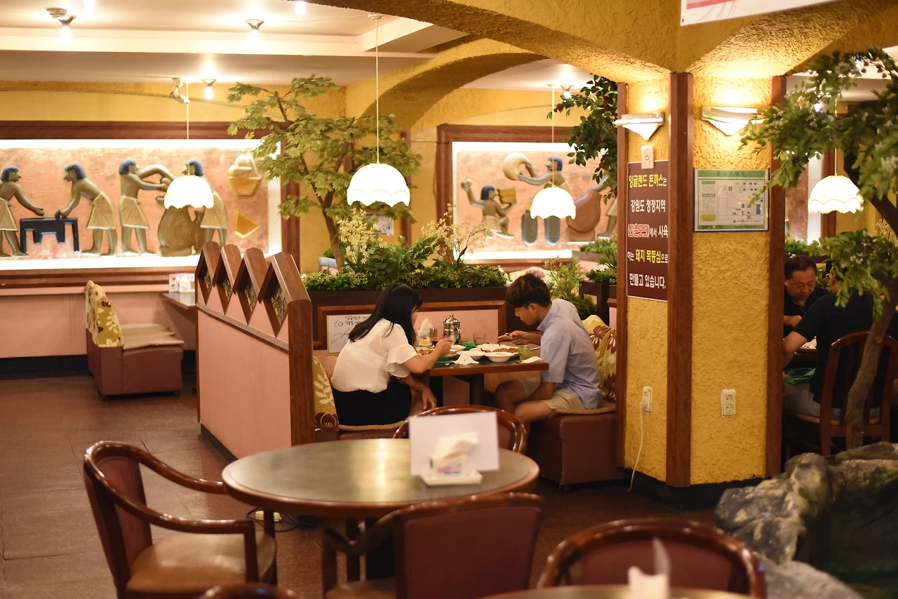 잉글랜드 왕돈까스 전형적인 경양식집 분위기다.JPG