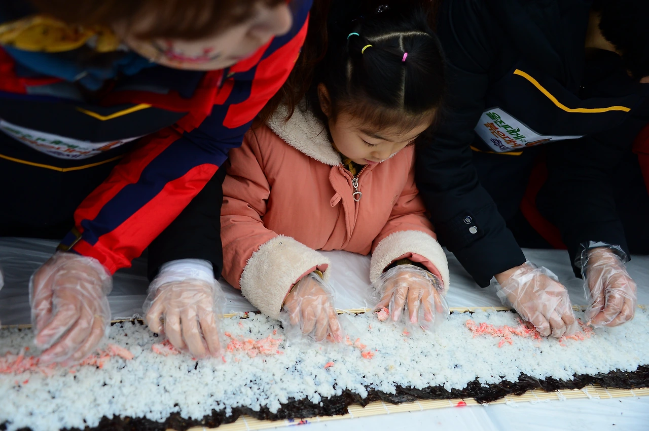 이제 김밥말기는 단체의 단합을 상징하는 일이다.JPG
