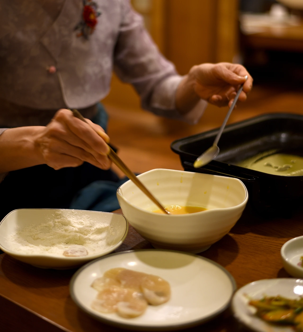 광주 육전명가는 육전을 직접 식탁옆에서 구워준다.JPG