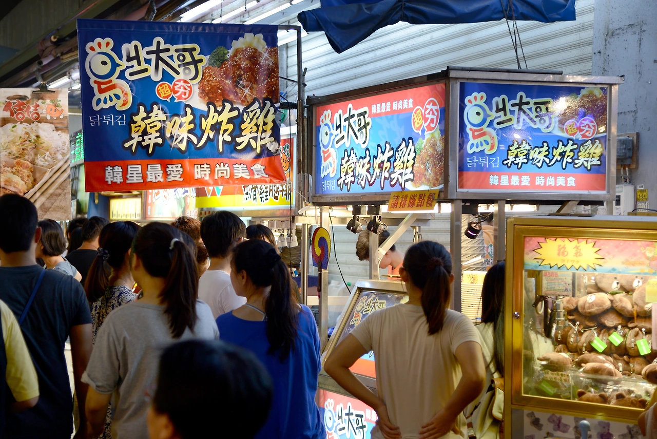 대만 타이중 야시장에서 인기를 모으는 한국식 치킨.JPG