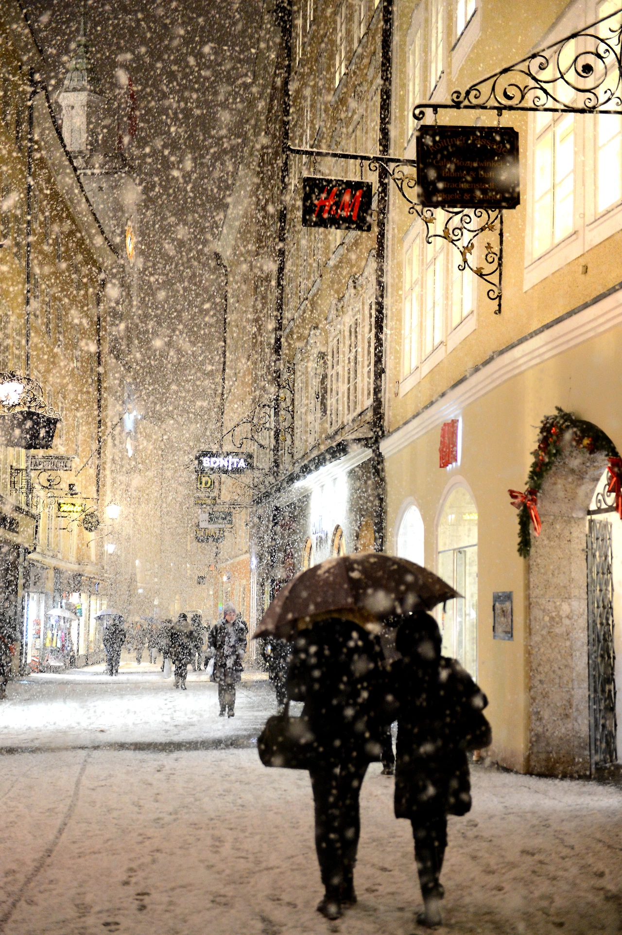 서울에 폭설이 내린대서 희희낙락했지만 게트라이데 거리에도 예정에 없던 눈이 내리고 있다.JPG