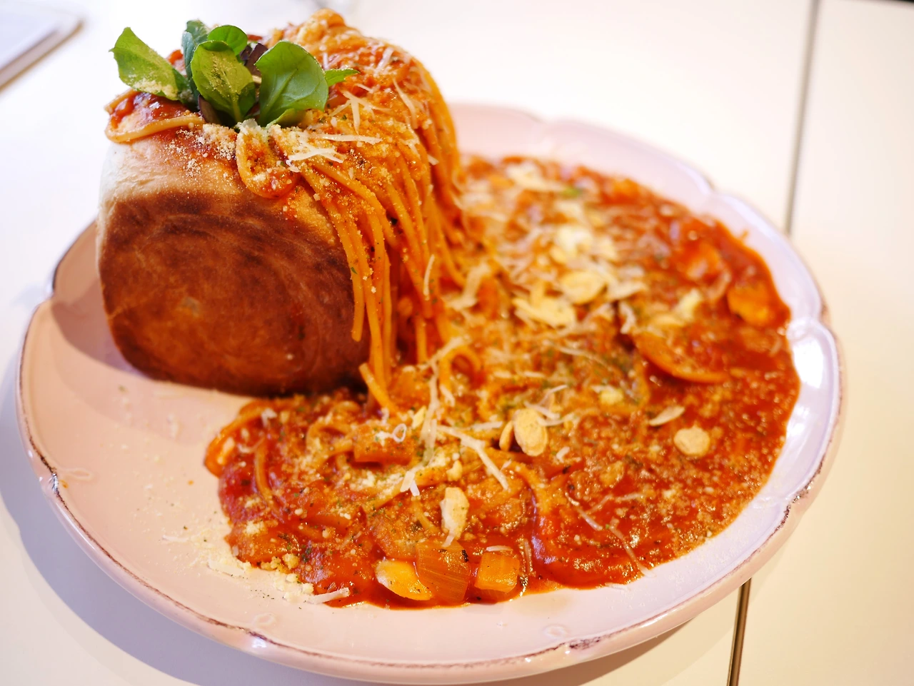 식빵에 국수를 채워넣은 세시파스타 파네.JPG