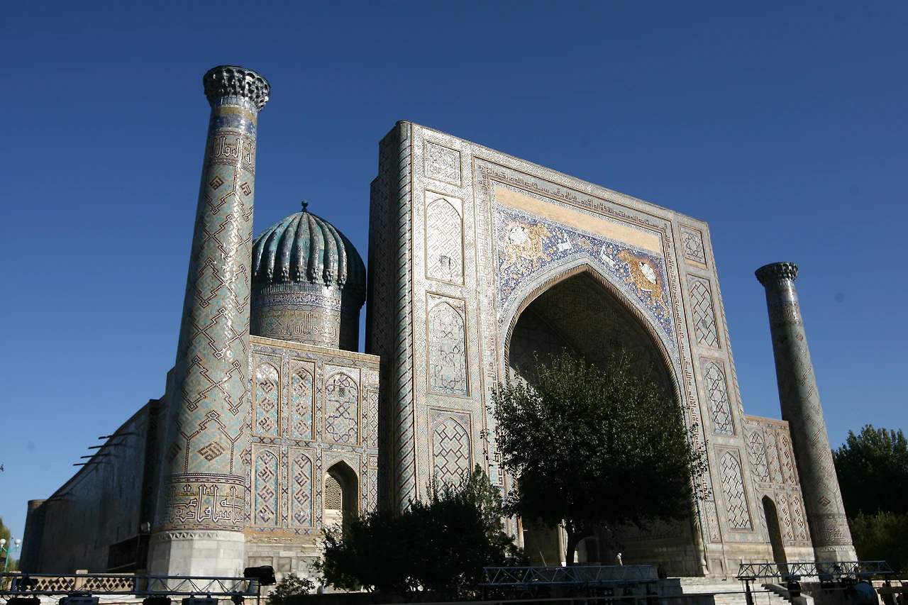 사마르칸드 레기스탄 광장의 신학교 메드레세.jpeg