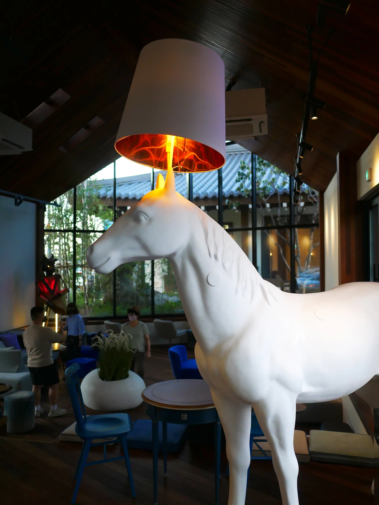 바다쏭 갤러리를 닮은 내부 인테리어.JPG