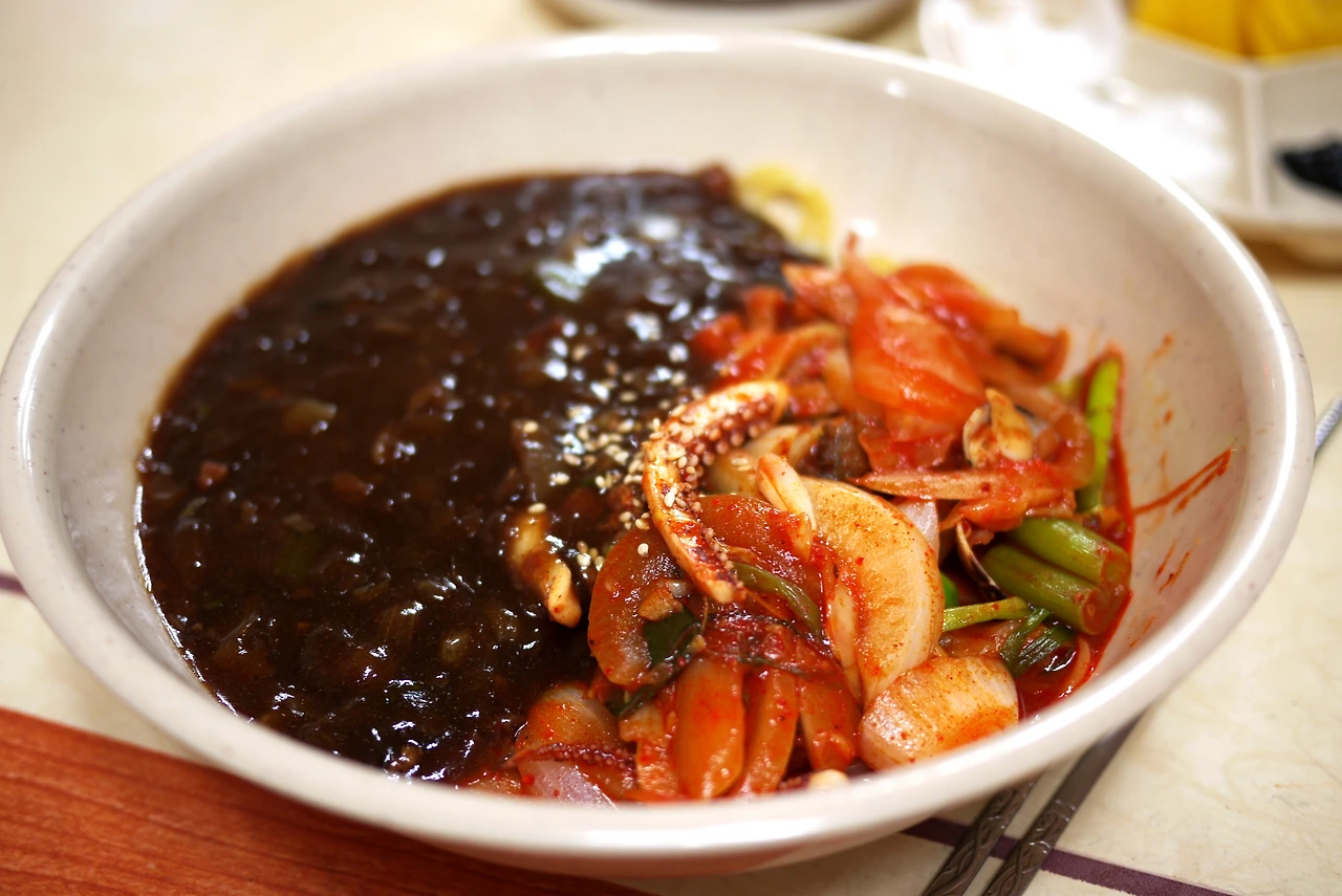 독특한 풍미를 자랑하는 짬짜면.JPG