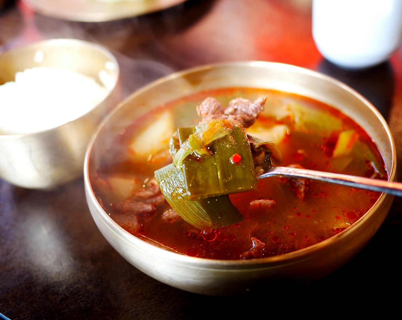 고기를 썰어서 올리는 대구식 육개장.JPG