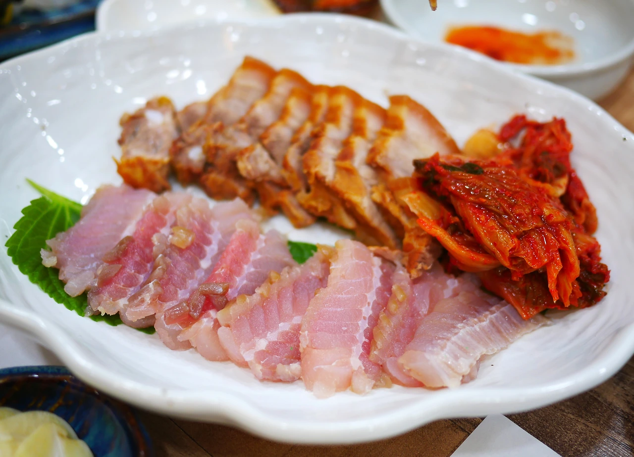 오미락 홍어삼합.JPG