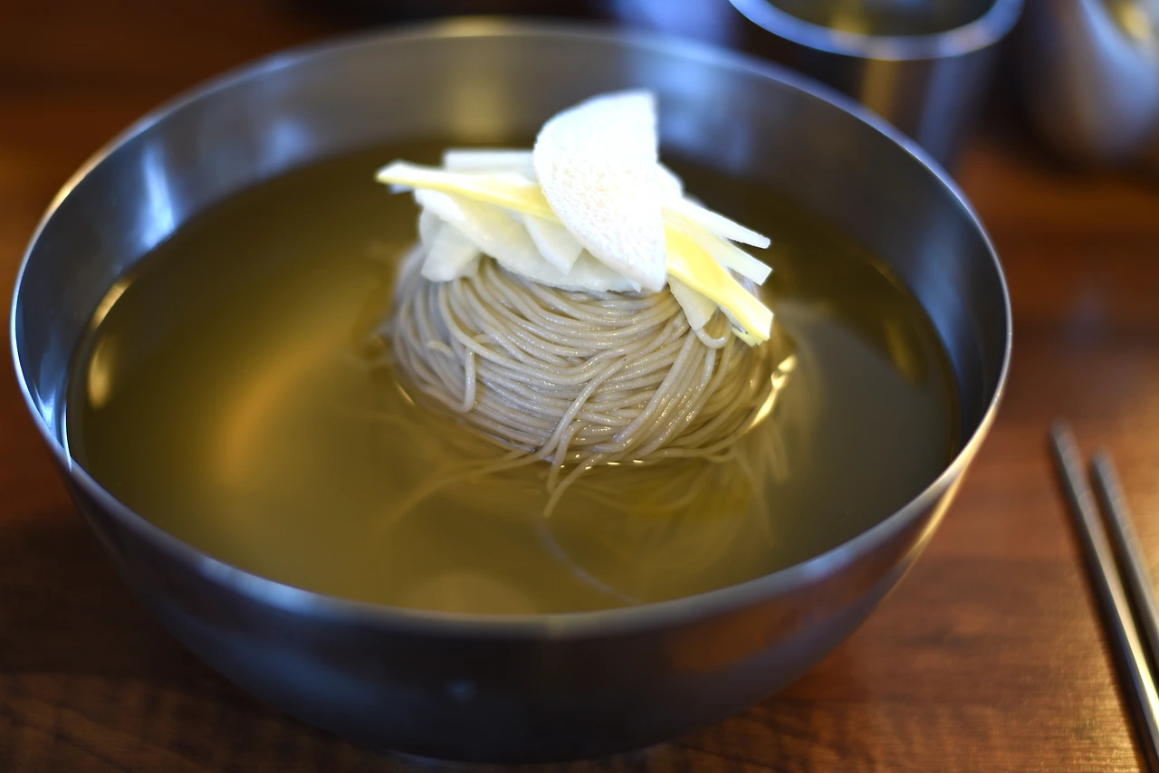 배 조각을 얹은 고기리막국수.JPG