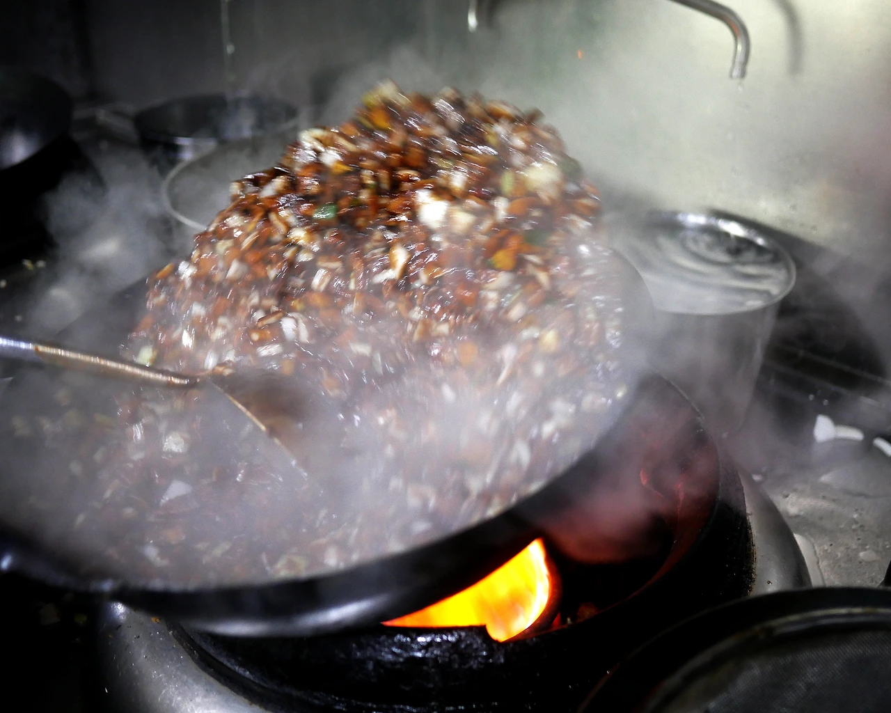 짜장 볶이에는 60여번의 웍놀림이 든다.JPG