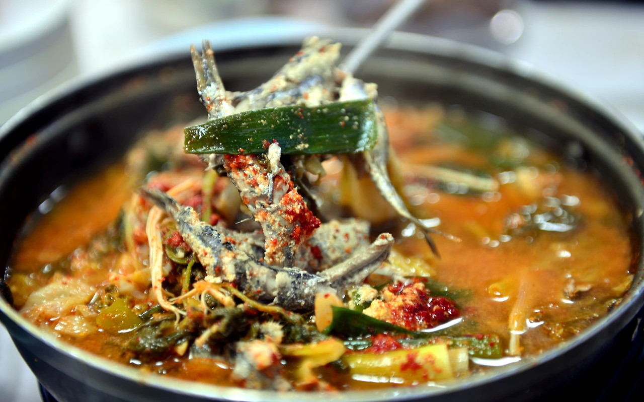 기장 대변항 용암할매횟집 멸치찌개.JPG