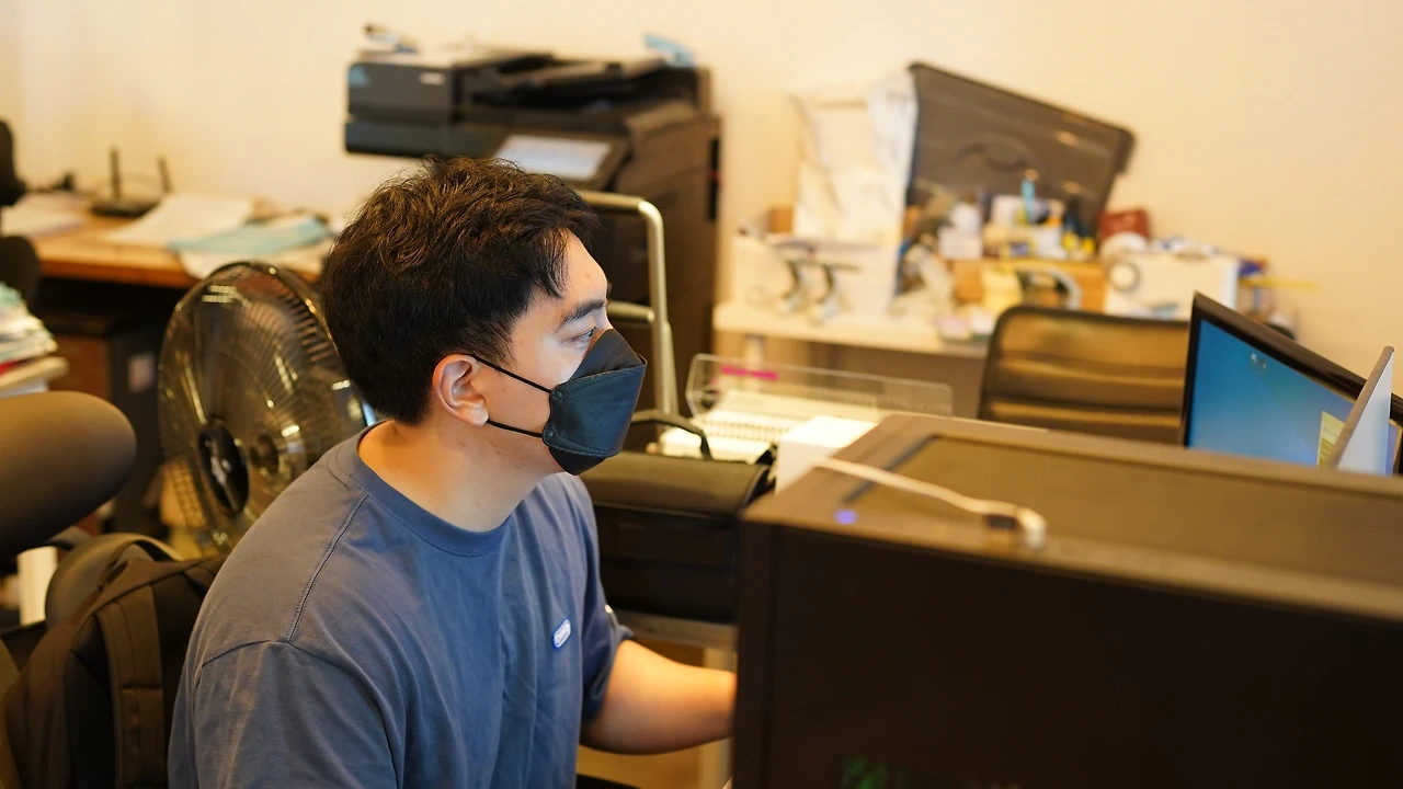 4. 사무실 근무 모습(2).JPG