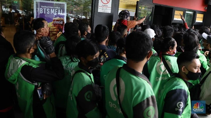 sejumlah-ojol-berkerumun-untuk-membeli-promo-bts-meal-di-gerai-mcdonalds-mampang-rabu-962021-cnbc-indonesia-muhammad-sabki-2_169.jpeg?w=715&q=90