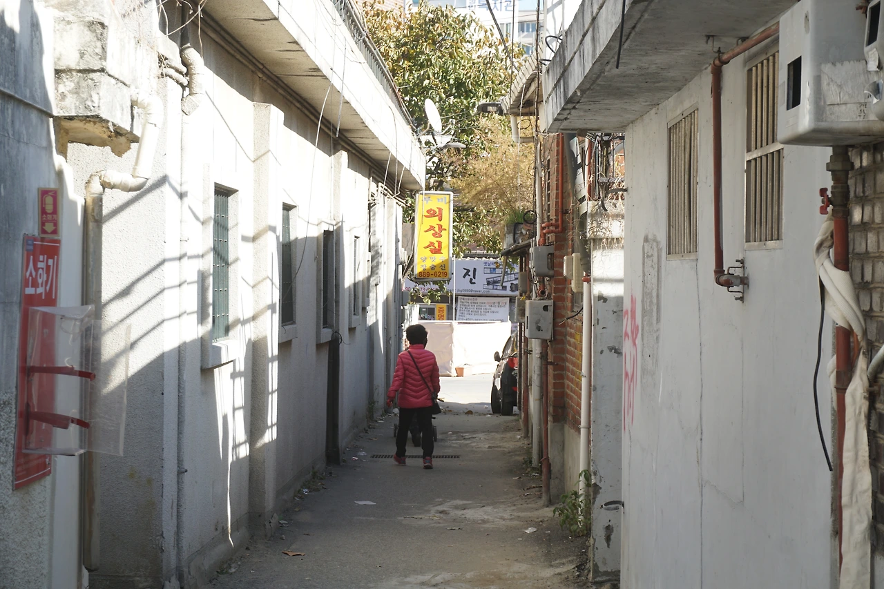 재개발구역이지만 사람들은 이곳을 통과하여 목적지로 향한다..JPG