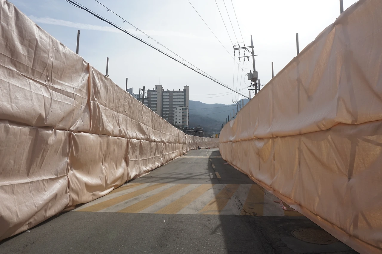 공사막이 설치된 풍경2.JPG