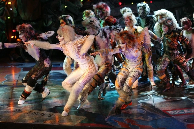 01.캣츠 춤추는 모습.jpeg