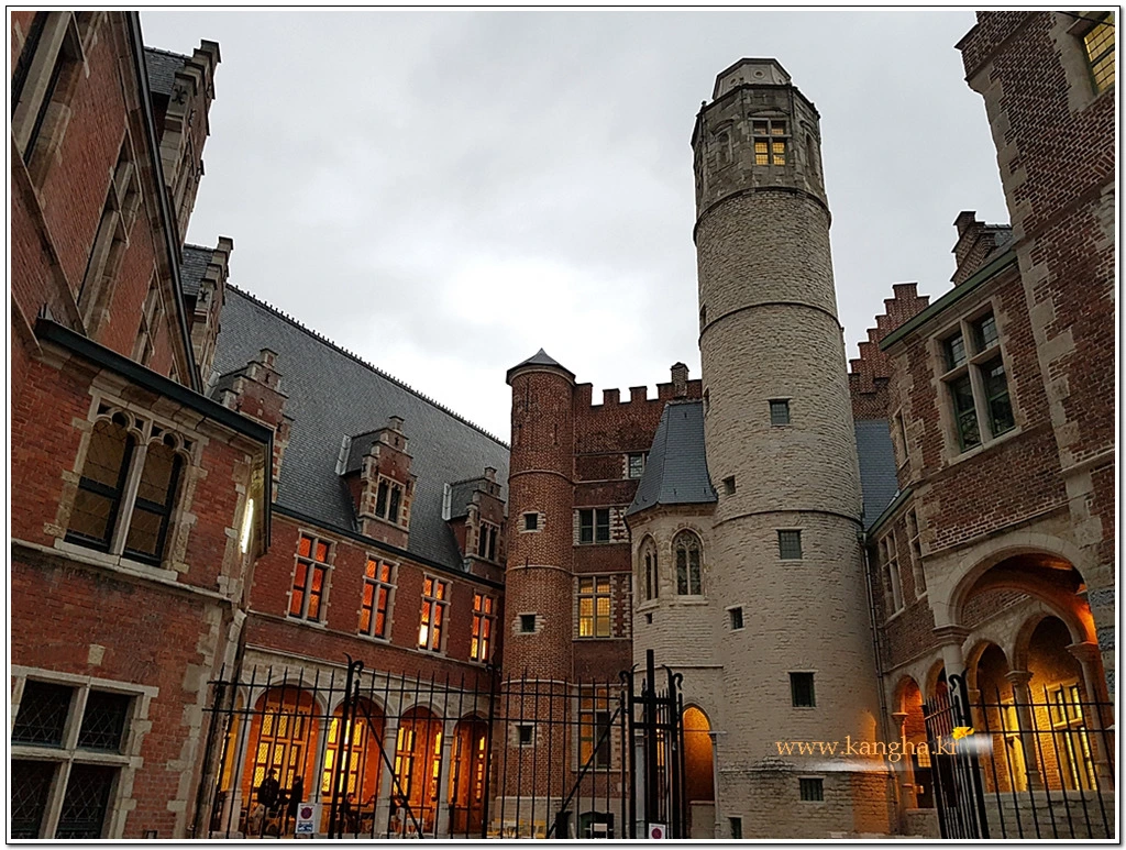 999DE6435B8B98FD0DB28F