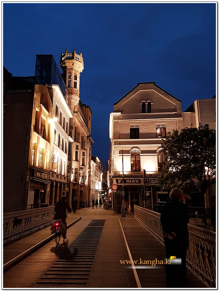 999D00425B895AF90F82DD