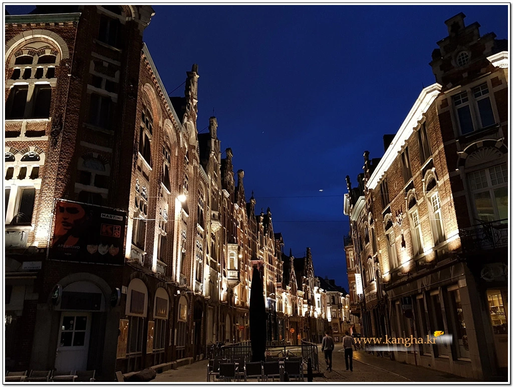 995AD4425B895AFA2553D5