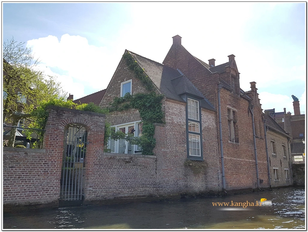 99D0E43C5B75AC001C1DE4